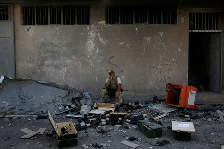 A member of the Iraqi rapid response forces rests during clashes with Islamic State fighters in western Mosul, Iraq May 27, 2017. REUTERS/Alkis Konstantinidis