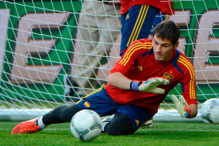 En esta foto de archivo tomada el 30 de junio de 2012, el portero español Iker Casillas practica durante una sesión de entrenamiento el 30 de junio de 2012 en el Estadio Olímpico de Kiev, en la víspera del partido final de los campeonatos de fútbol Euro 2012.