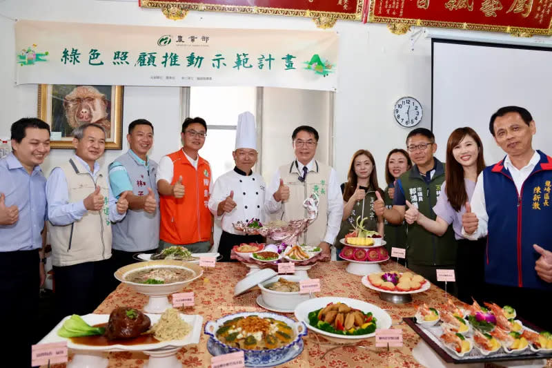 ▲龍崎土雞節推出鳳梨好筍雞饗宴，台南市長黃偉哲邀請大家享豐盛美食慶母親節。（圖／台南市政府提供）