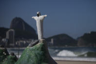 Una réplica con mascarilla del Cristo Redentor colocada en una desierta playa de Copacabana de Río de Janeiro (Brasil) el 4 de abril. (Foto: Bruna Prado / Getty Images).