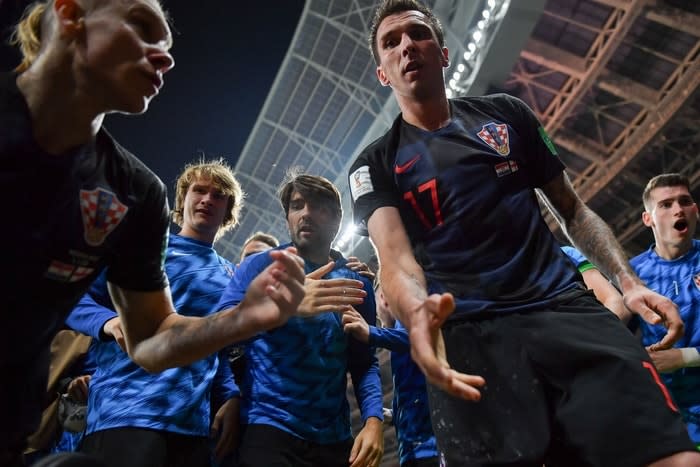 法新社記者柯特茲在混亂中按了快門，拍下克羅埃西亞球員們向他伸出手的瞬間。Getty Images