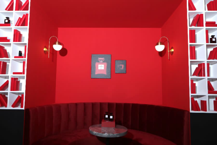 <h3>紅色酒吧</h3><p>法式優雅般的紅色沙發區。 </p><cite>ELLE</cite>