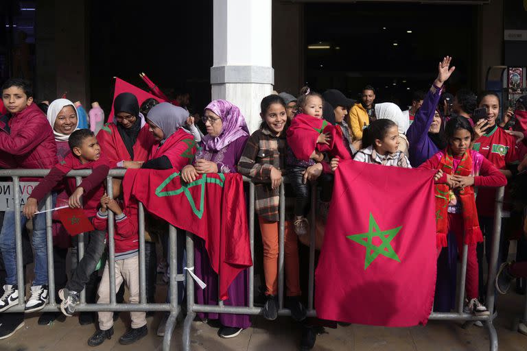 Los hinchas celebran durante un desfile de bienvenida de la selección de fútbol de Marruecos en el centro de Rabat, Marruecos, el martes 20 de diciembre de 2022. 