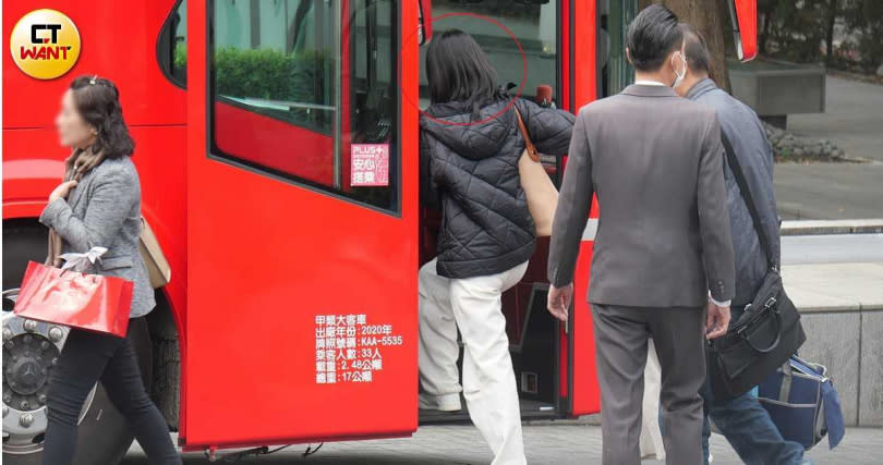 為招待10幾位親友團，子瑜和媽媽特地租遊覽車方便移動，子瑜也先上車等候。（圖／本刊攝影組）