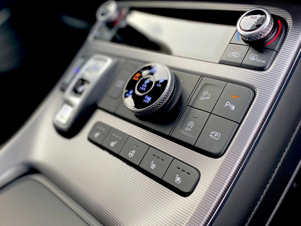 The drive mode selector dial on the center console of a Hyundai Palisade SUV.