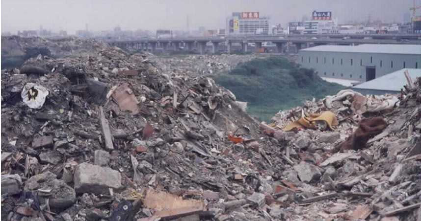 1988年台北捷運正式動工，不少工程廢土都往五股垃圾山倒，1990年代台灣經濟起飛，垃圾山的垃圾量也愈疊愈高。（圖／報系資料照）