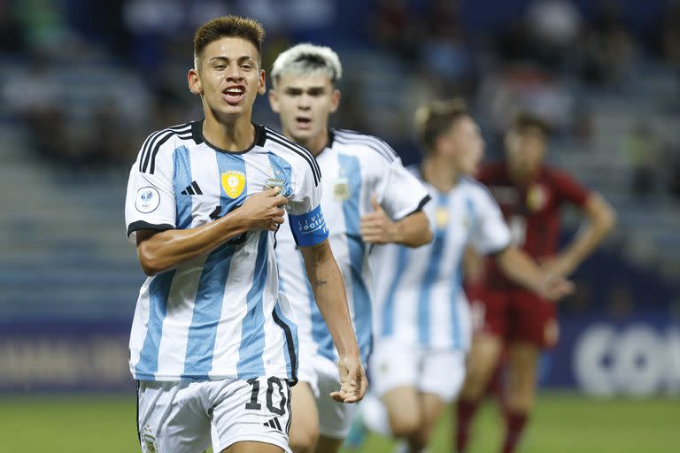 Claudio Echeverri es una de las figuras de la selección argentina y marcó un gol en el debut vs. Venezuela