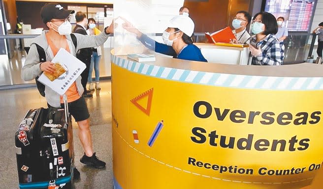 22日起開放所有國家應屆畢業境外生入境，其中包括陸生3041人。圖為香港學生在桃園機場境外生專用報到櫃台報到。（本報資料照片）