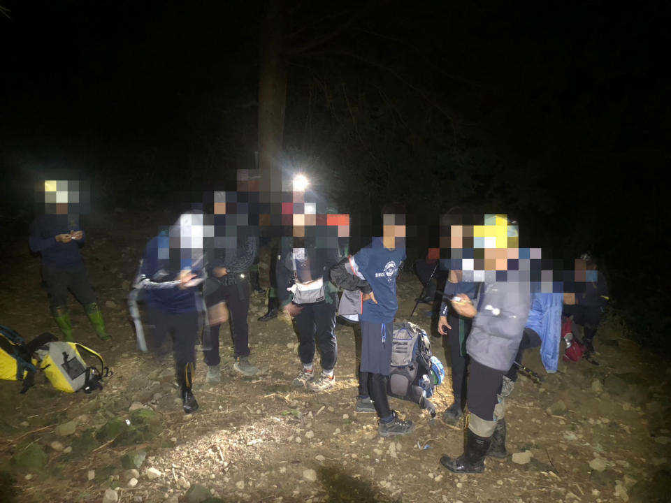 逢甲大學登山社10名學生21日下午前往嘉義縣阿里山鄉水漾森林登山途中被虎頭蜂螫傷，嘉義縣消防局會同相關單位來回徒步10多小時將人救出送醫。（圖／嘉義縣消防局提供）