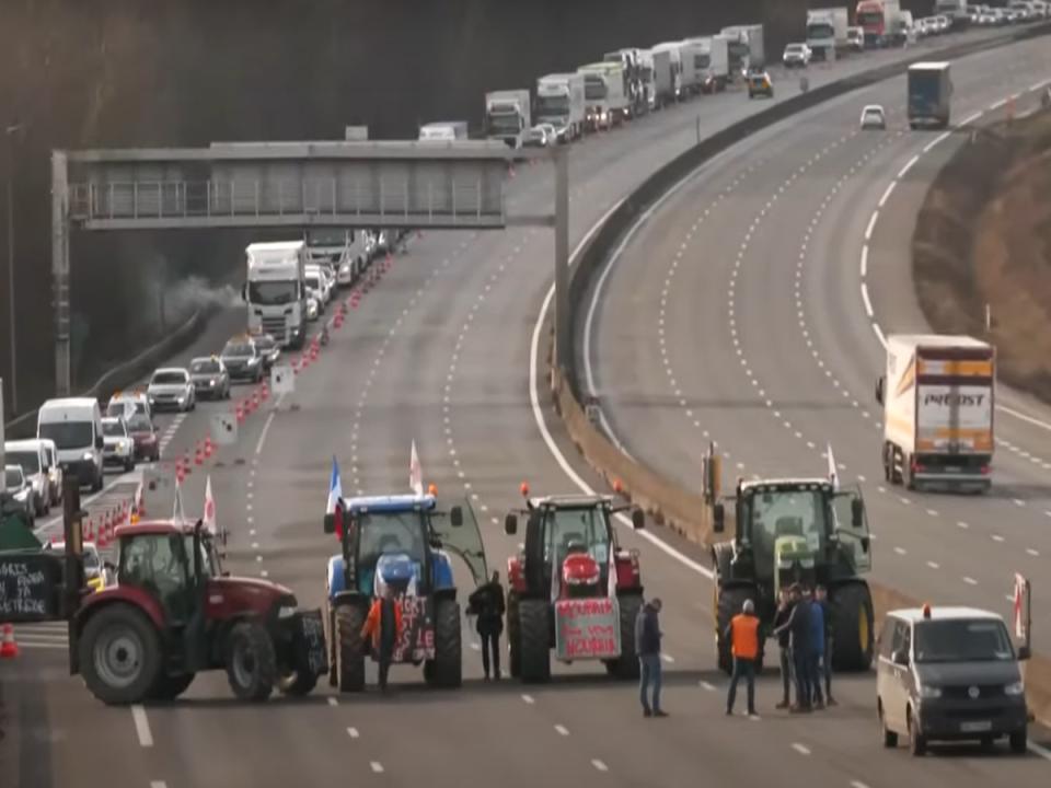 法國農民移動數百輛拖拉機，試圖封鎖進入巴黎的主要道路。
農民認為，他們受到收入下降、環境法規、繁文縟節和進口競爭的打擊。