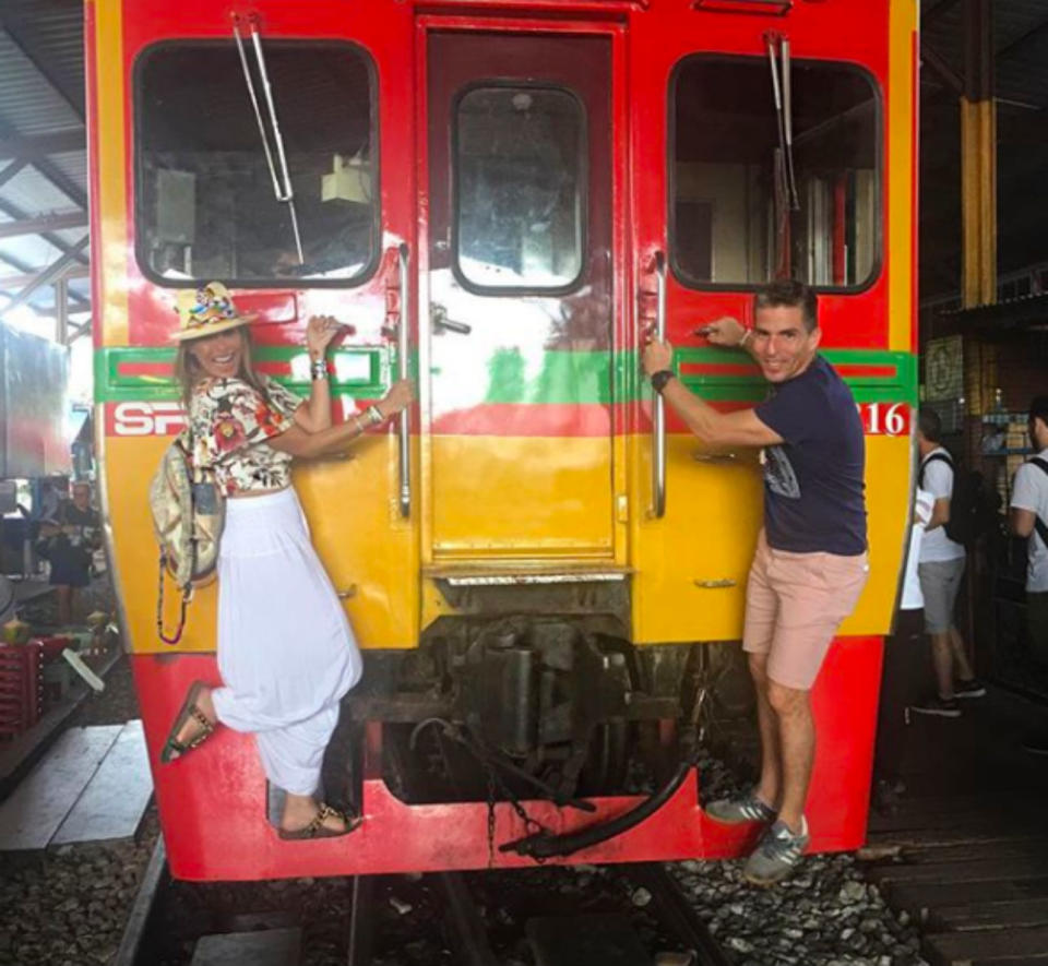 <p>Después del flotante te recomendamos el mercado de Mae Klong, famoso porque lo atraviesa una vía del tren. (Foto: Instagram / <a rel="nofollow noopener" href="https://www.instagram.com/p/BXkAyfzD3OB/" target="_blank" data-ylk="slk:@galileamontijo;elm:context_link;itc:0;sec:content-canvas" class="link ">@galileamontijo</a>). </p>