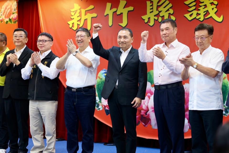 《圖說》國民黨總統參選人<a class="link " href="https://tw.news.yahoo.com/tag/侯友宜" data-i13n="sec:content-canvas;subsec:anchor_text;elm:context_link" data-ylk="slk:侯友宜;sec:content-canvas;subsec:anchor_text;elm:context_link;itc:0">侯友宜</a>今日拜會新竹縣議會並與新竹縣市、苗栗縣等地方人士餐敘交流，地方人士到場力挺高呼凍蒜，共同祝福高票當選。〈侯選辦提供〉