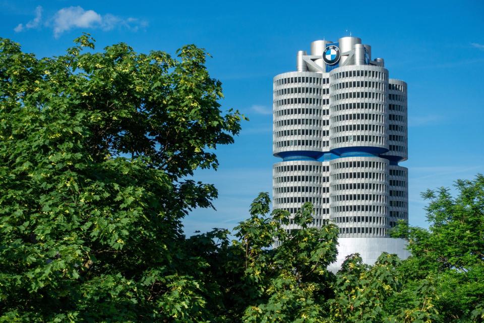 BMW Firmenzentrale in München. - Copyright: picture alliance / Daniel Kalker | Daniel Kalker