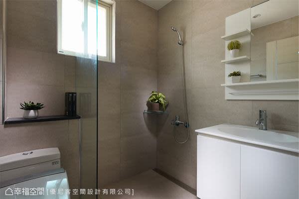 調整浴櫃和設備定位，在有限的衛浴空間中，打造出半乾濕分離的機能。