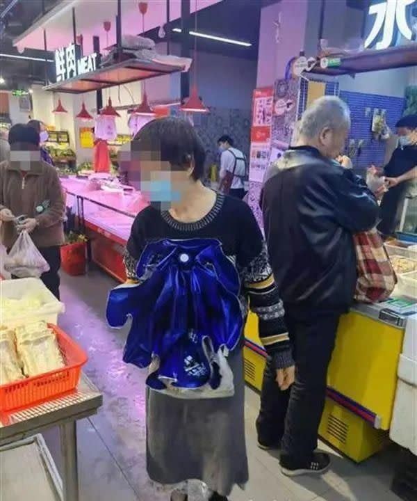 事後店家與警方找上門，婦人卻極力否認。（圖／翻攝自微博）