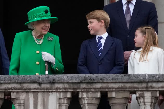 La reina Isabel II junto a George y Charlotte en el Jubileo de Platino. (Photo: WPA Pool via Getty Images)