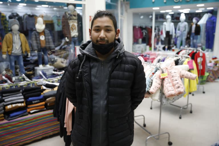 Lautaro empleado de un local de venta de ropa afirma que últimamente bajaron mucho las ventas y tiene que salir a atraer clientes por la calle