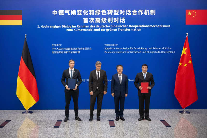 Robert Habeck (2nd from left), German Minister of Economic Affairs and Climate Protection, and Zheng Shanjie (2nd from right), Chairman of the National Reform and Development Commission (NDRC), stand side by side with representatives of implementing organizations at the field of climate and energy after the Sino-German Climate and Transformation Dialogue with the National Reform and Development Commission, during a visit to the People's Republic of China.  Sebastian Christoph Gollnow/dpa