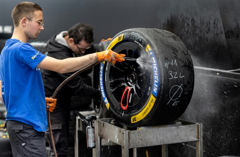 Un mécanicien prépare des pneus sur le circuit du Mans le 12 juin 2024 en France (FRED TANNEAU)