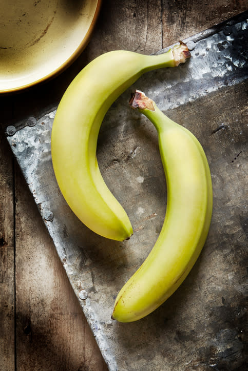 <p>Bananen sind gesund und machen satt? Stimmt zwar, aber zum Frühstück sollte man laut Ernährungswissenschaftler Dr. Daryl Gioffre mehr essen, als nur die gelben Früchte. Denn Bananen enthalten sehr viel Zucker, der sorgt für einen rasanten Anstieg des Blutzuckerspiegels. Nach einem kurzen Hoch folgt dann der Absturz des Zuckerspiegels und man fühlt sich müde. Wer das verhindern möchte, kann die Banane(n) einfach mit Joghurt oder Toastbrot essen, dann steigt der Zuckerspiegel langsamer an und man bleibt bis zum Mittagessen satt. <br></p><p>(Bild: Getty Images)<br></p>