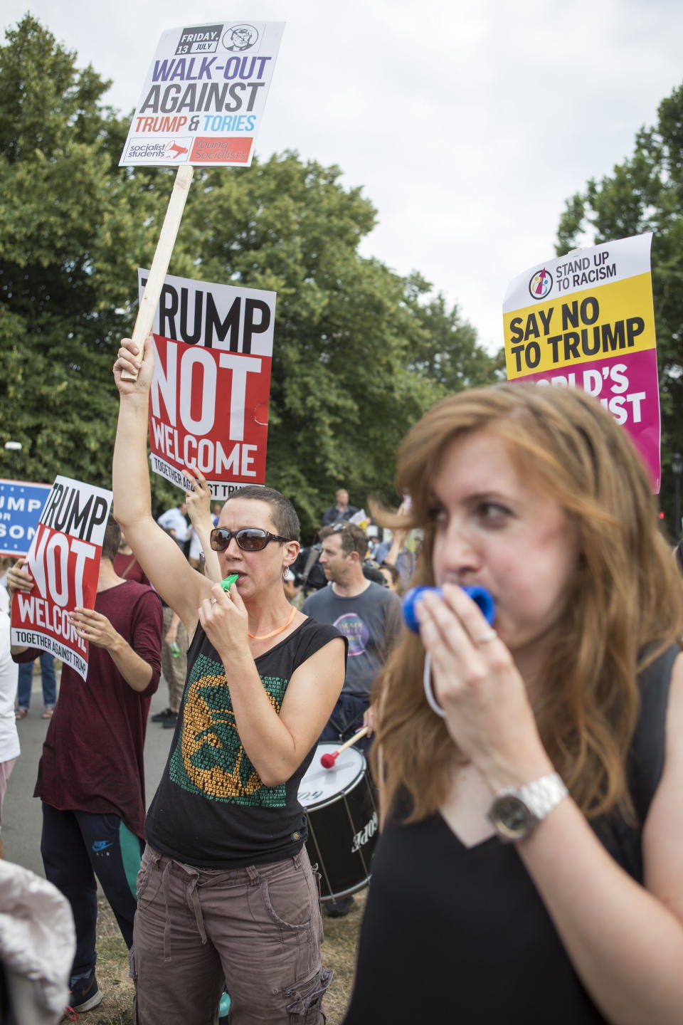 LON01. LONDRES (REINO UNIDO), 12/07/2018.- Decenas de manifestantes se reúnen frente a la residencia del embajador de los Estados Unidos en Regent’s Park, Londres (Reino Unido) hoy, jueves 12 de julio de 2018, donde el presidente estadounidense, Donald J. Trump, permanecerá la primera noche de su visita de cuatro días al país. Los manifestantes usan megáfonos, silbatos y ollas para crear ‘una pared de ruido’ como protesta en contra de la visita de Trump. La manifestación más multitudinaria tendrá lugar mañana con un recorrido por las principales vías de la capital británica bajo el lema “Stop Trump March” (Marcha para parar a Trump). EFE/STR