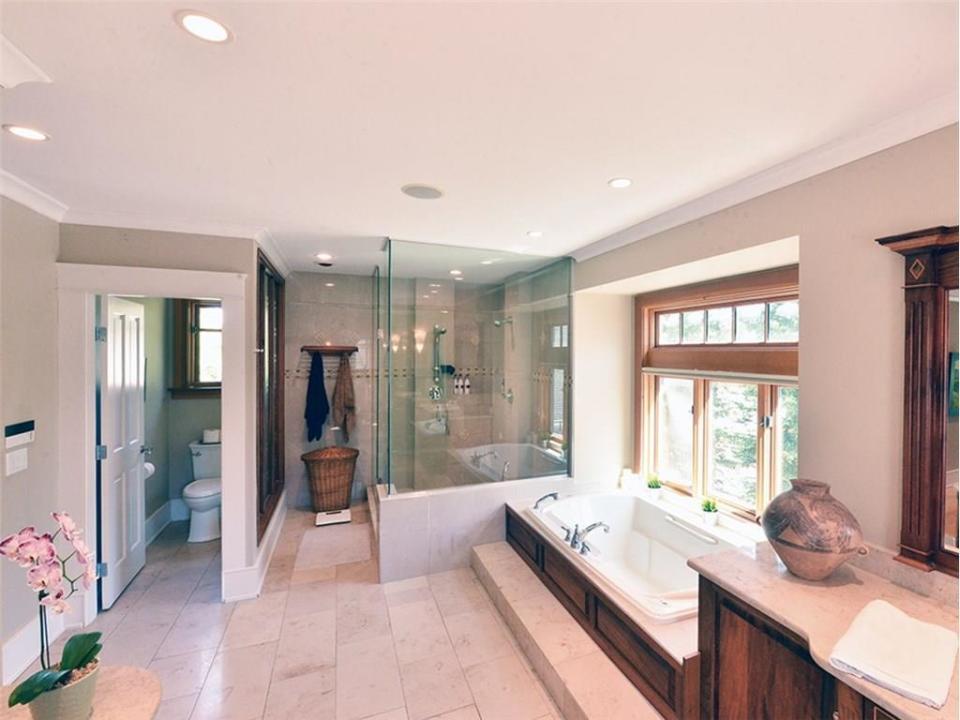 <p><span>31 River Drive South, Bragg Creek, Alta.</span><br> Here’s the master ensuite, with jetted soaker tub and a double-sized shower.<br> (Photo: Zoocasa) </p>