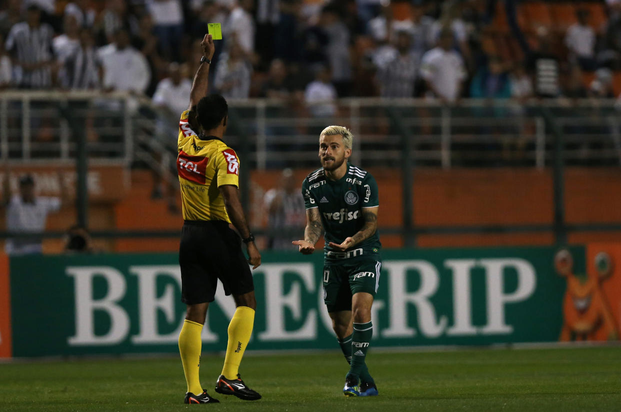 Un jugador del Palmeiras brasileño recibe una tarjeta amarilla. Foto: REUTERS/Paulo Whitaker