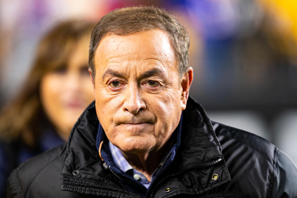 PITTSBURGH, PA - 15 DE DICIEMBRE: El comentarista de Sunday Night Football Al Michaels observa durante el partido de fútbol americano de la NFL entre los Buffalo Bills y los Pittsburgh Steelers el 15 de diciembre de 2019 en el Heinz Field en Pittsburgh, PA.  (Foto de Mark Alberti/Icon Sportswire vía Getty Images)