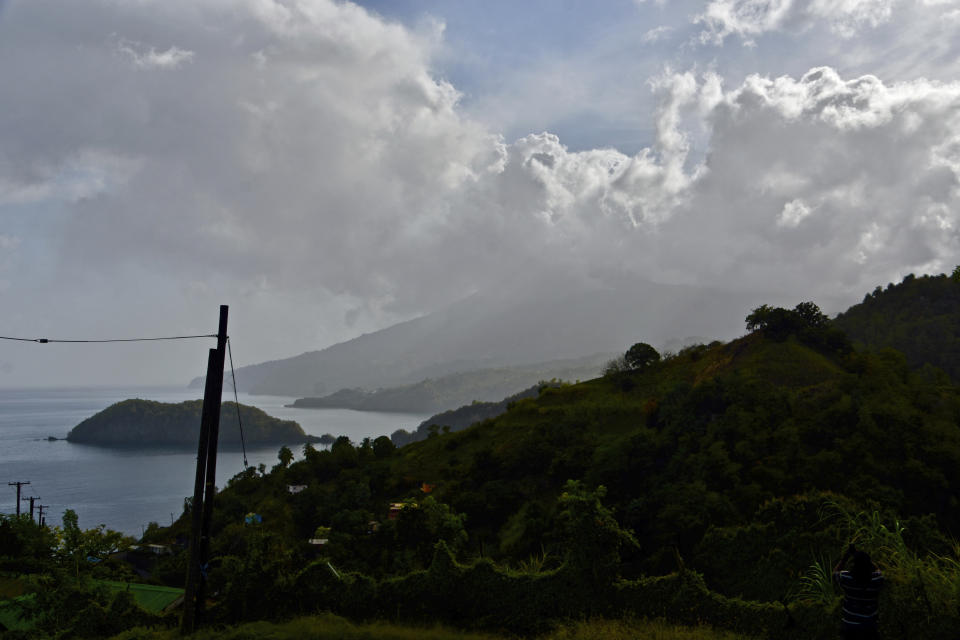 Una columna de cenizas se eleva desde el volcán La Soufriere en el este de la isla caribeña de San Vicente, en esta imagen del viernes 9 de abril de 2021 captada desde la localidad de Chateaubelair. (AP Foto/Kepa Diez Ara)