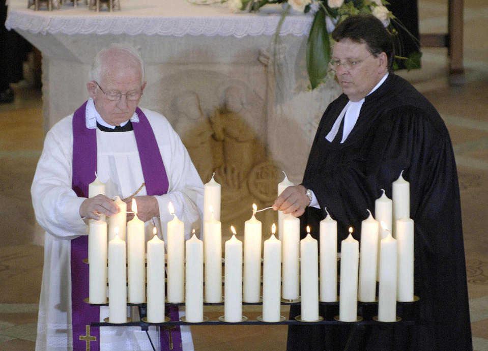 Evangelische und katholische Geistliche werden mit der Besoldungsstufe A13 bedacht. (Bild: Getty Images)