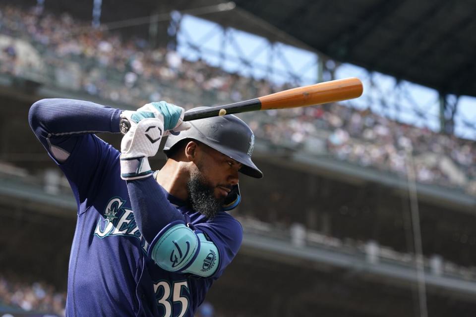 O defensor externo do Seattle Mariners, Teoscar Hernandez, se aquece no círculo no convés antes de uma rebatida contra o Oakland Athletics.