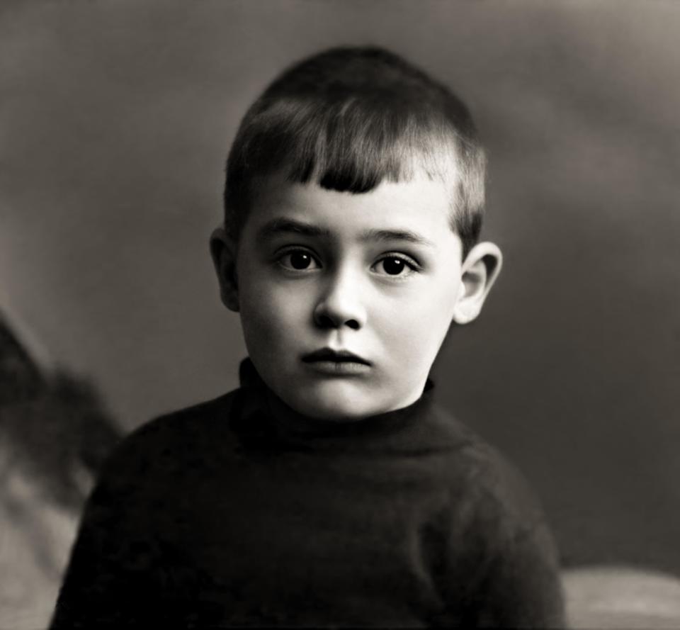 1909 ca , Bristol , GREAT BRITAIN : The british actor CARY GRANT ( Archibald Alexander Leach , 1904 - 1986 ), aged 5 . Unknown photographer .-  HISTORY - FOTO STORICHE - ATTORE - MOVIE - CINEMA  - personalità  da giovane giovani - personality personalities when was young - BOY - PORTRAIT - RITRATTO - CHILDREN - CHILDHOOD  - SEX SYMBOL --- ARCHIVIO GBB