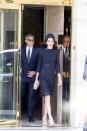 <p>Amal s’est inspirée de la duchesse de Cambridge en optant pour cette robe en dentelle bleu marine, lors d’une visite au Vatican. (Photo par : Splash News)</p>