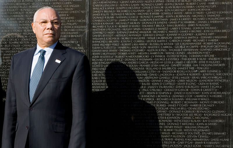 FOTO DE ACHIVO-El ex secretario de Estado de Estados Unidos y veterano de Vietnam, Colin Powell, en el Memorial de Vietnam durante las ceremonias del Día de los Veteranos en Washington.