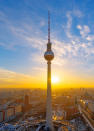 <p>Für die deutsche Hauptstadt gilt das gleiche wie für München. Ob Fernsehturm oder Bahnhof Zoo, ob Reichstag oder Brandenburger Tor - Berlin ist im Kino präsenter denn je. Runde 100 Filme werden dort Jahr für Jahr gedreht. Dabei braucht man gar keine internationalen Großproduktionen zu bemühen, allein die deutschen Berlin-Filme sind aller Ehren wert und unglaublich populär. Man denke nur an “Lola rennt” und “Good bye Lenin”, an “Mein Führer” und “Herr Lehmann”, an “Das Leben der Anderen” und “Sonnenallee”. Allein diese Millionenhits sorgen dafür, dass Berlin die unangefochtene Nummer Eins unter den beliebtesten Locations in “Germany” ist.</p><p>Bilder: ddpImages</p><p>Autor: Thomas Lassonczyk</p>