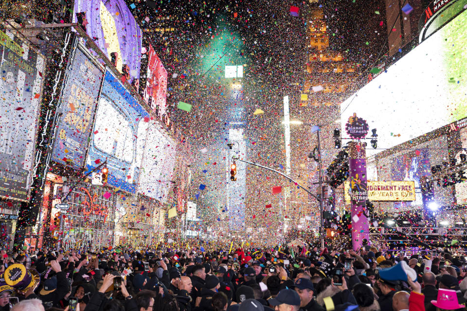 ARCHIVO - En esta fotografía del 1 de enero de 2020, cae confeti en Times Square en Nueva York durante las celebraciones de año nuevo. (Foto por Ben Hider/Invision/AP, Archivo)