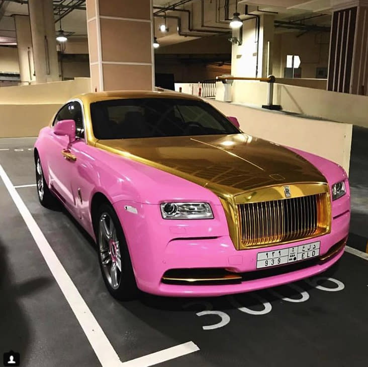 <p>Oha – bei der Lackierung dieses Rolls Royce kann einem ja fast schon ein wenig schwindlig werden, oder was meinen Sie? Aber was soll’s, wer mehrere dieser Luxusschlitten für fast eine halbe Million Euro besitzt, kann sich sicher auch einen leisten, der so richtig schön kitschig ist. (Bild: Instagram/richkidslondon) </p>