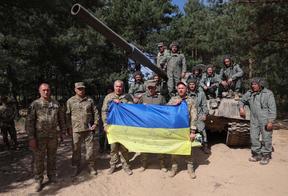 Commander of the Joint Forces the Armed Forces of Ukraine Lieutenant General Serhiy Nayev poses for a photograph with Ukrainian tank crews after a training excercise in the Chernigiv region (AFP via Getty Images)