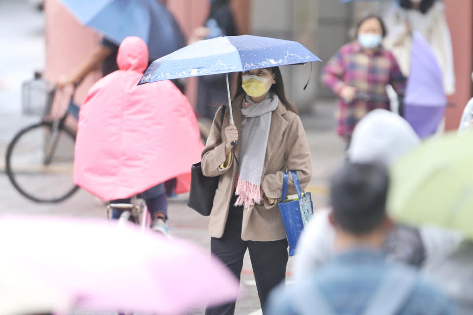 本周兩波冷空氣報到，其中周四至周日第二波東北季風增強，水氣增加，北部、東半部有雨，北台灣濕涼微冷。(資料照)