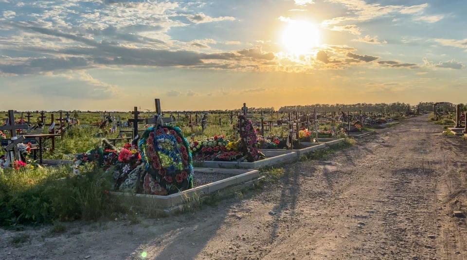 Nur wenige Kilometer von Ponomarjows Bauernhof befindet sich ein Friedhof, der eigens für in der Ukraine gefallene Soldaten angelegt wurde. (Bild: WDR)