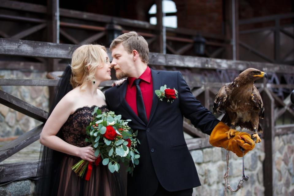 Birds of prey as ring bearers is fast becoming the wildest wedding trend on TikTok. castenoid – stock.adobe.com