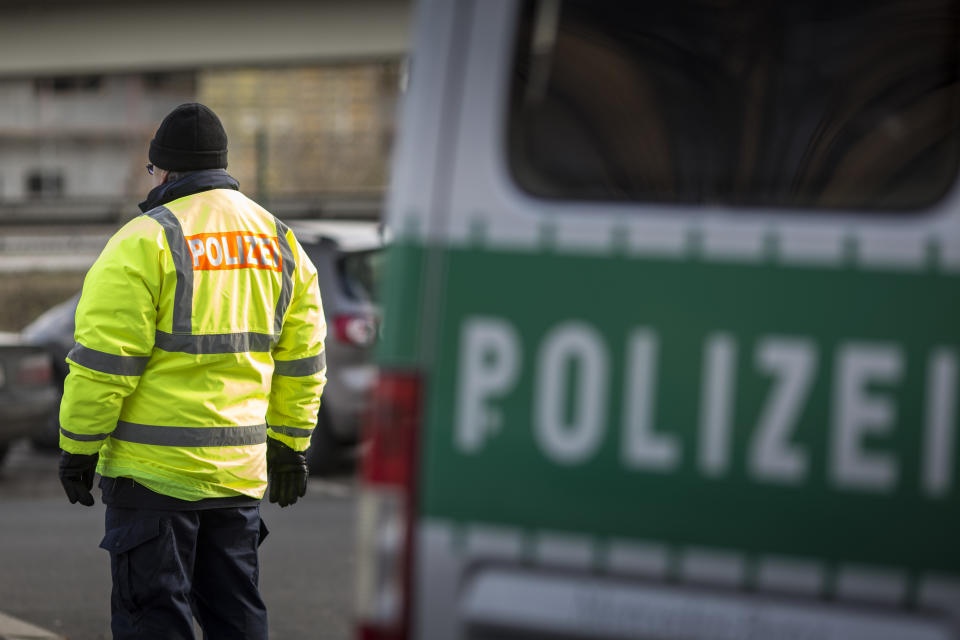 Oft haben es Polizei und Rettungskräfte mit kuriosen Notrufen zu tun. Dieser hier stach allerdings heraus. (Symbolbild: Getty Images)