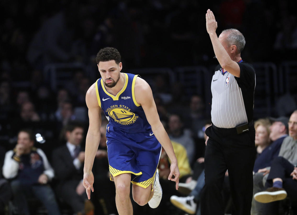 Klay Thompson, de los Warriors de Golden State, reacciona tras anotar un triple contra los Lakers de Los Ángeles en la primera mitad del juego de la NBA que enfrentó a los dos equipos, el 21 de enero de 2019, en Los Ángeles. (AP Foto/Marcio Jose Sanchez)