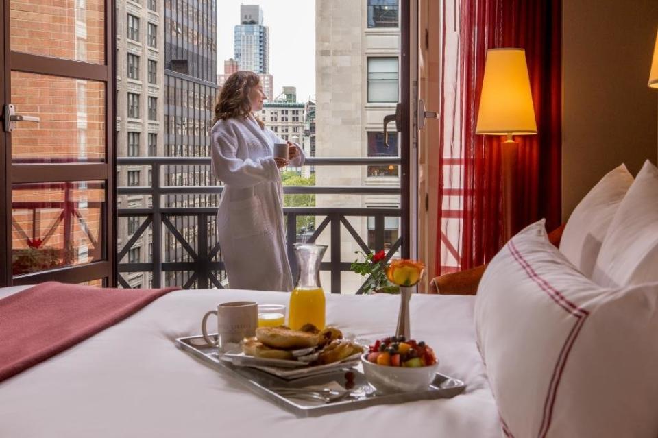Travelers particularly enjoy&nbsp;<a href="https://www.tripadvisor.com/Hotel_Review-g60763-d99762-Reviews-Hotel_Giraffe_by_Library_Hotel_Collection-New_York_City_New_York.html" target="_blank">Hotel Giraffe's rooftop garden, 1920s design, and evening wine and cheese</a> reception. This luxury hotel even gives visitors passes to use the New York Sports Club during their stay.&nbsp;<br /><br />Hotel Giraffe is an average annual price of $414 per night.&nbsp;The <a href="https://www.tripadvisor.com/Hotel_Review-g60763-d99762-Reviews-Hotel_Giraffe_by_Library_Hotel_Collection-New_York_City_New_York.html" target="_blank">most affordable month to visit is February</a>, at $317 per night.