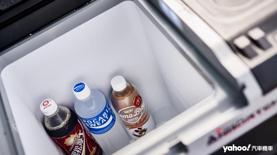 L槽更大更寬更深的空間允許更多元的大型物件存放且可藉由分槽溫度設計妥善規劃冰箱置物需求。