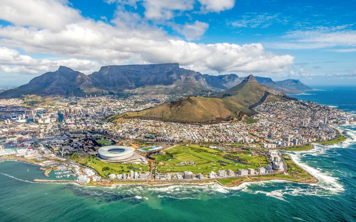 The port city of Cape Town sits in the shadow of the imposing Table Mountain - Ben1183