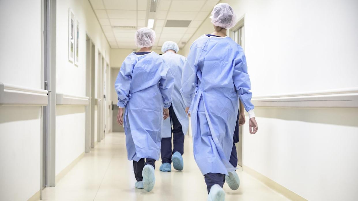 Private health agencies that provide thousand of nurses and other health-care workers to fill gaps in the public system are challenging a new law that limits their use in court. (Radio-Canada - image credit)