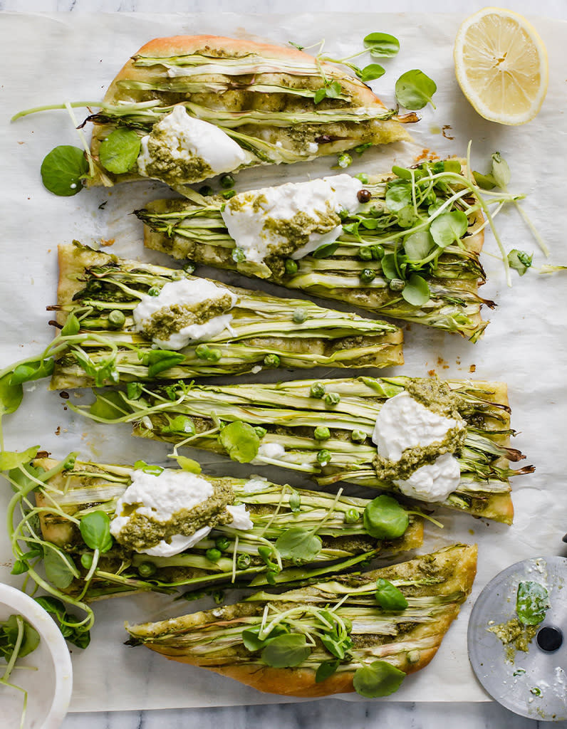 Pizza aux asperges, petits pois et pesto