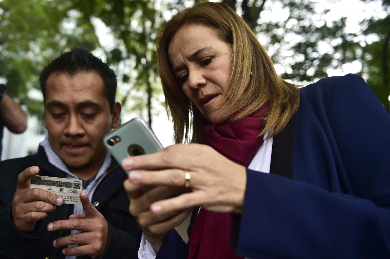Margarita Zavala al momento de recoger firmas electrónicas el 16 de octubre de 2017 en la Ciudad de México para cubrir los requisitos para postularse como candidata presidencial independiente (AFP/Archivos | Pedro Pardo)