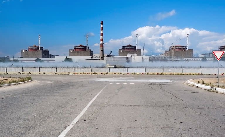 En esta foto tomada de un video y publicada por el Servicio de Prensa del Ministerio de Defensa ruso el domingo 7 de agosto de 2022, una vista general de la central nuclear de Zaporizhzhia en el territorio bajo control militar ruso, en el sureste de Ucrania. 